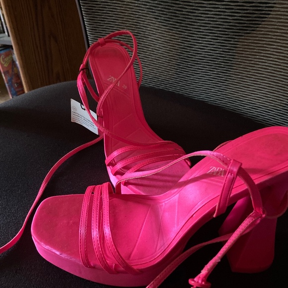 Hot pink strapped Heel - Picture 1 of 3